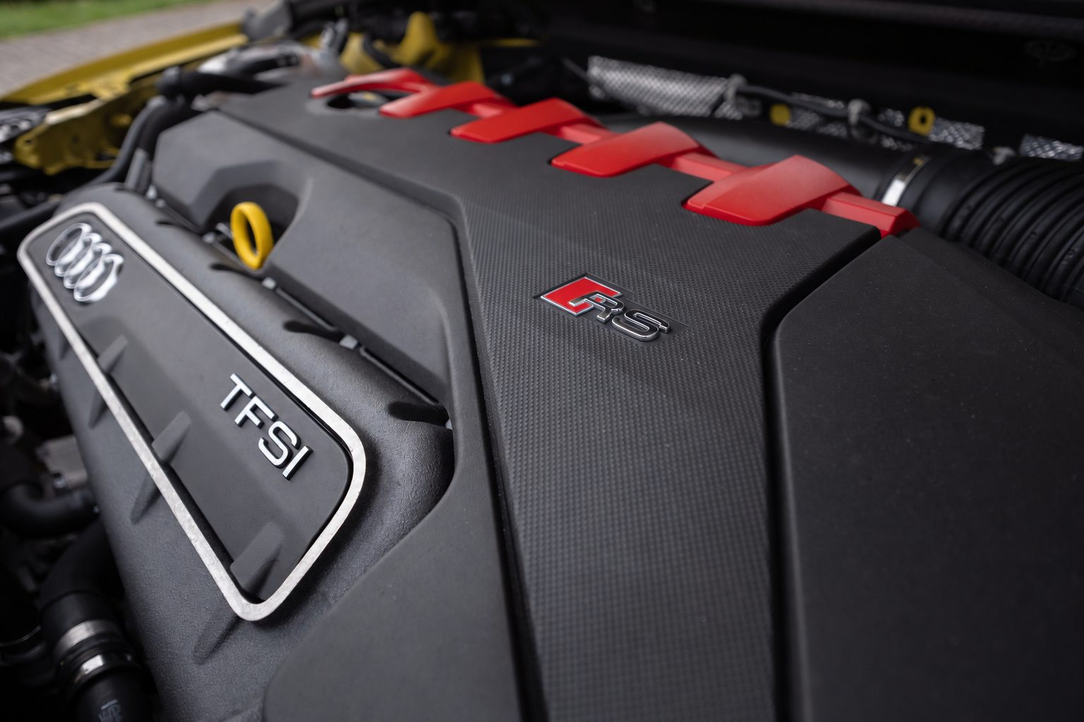 Audi RS3 8Y detail van de motorruimte