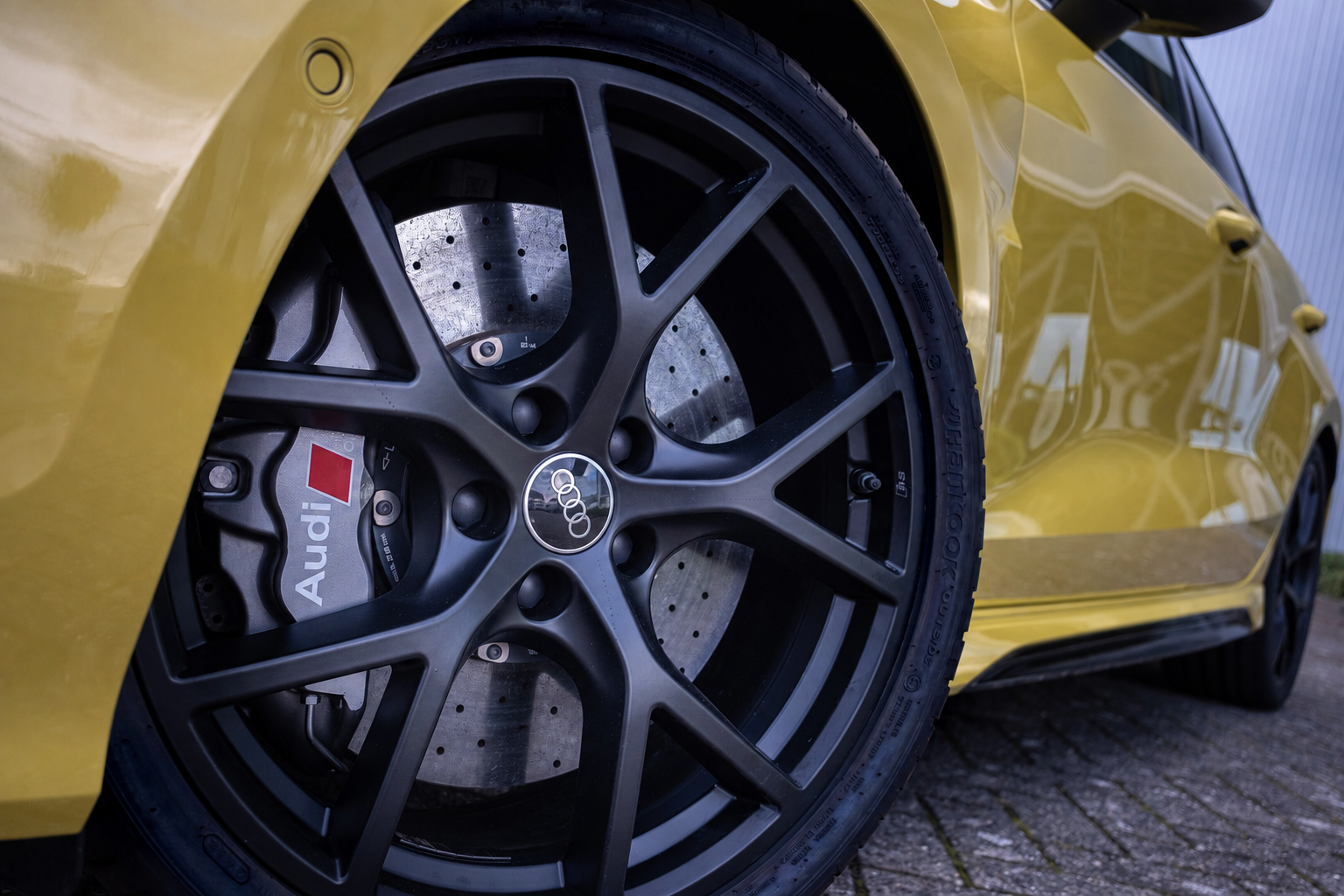 Audi RS3 8Y detail van velg en remschijf