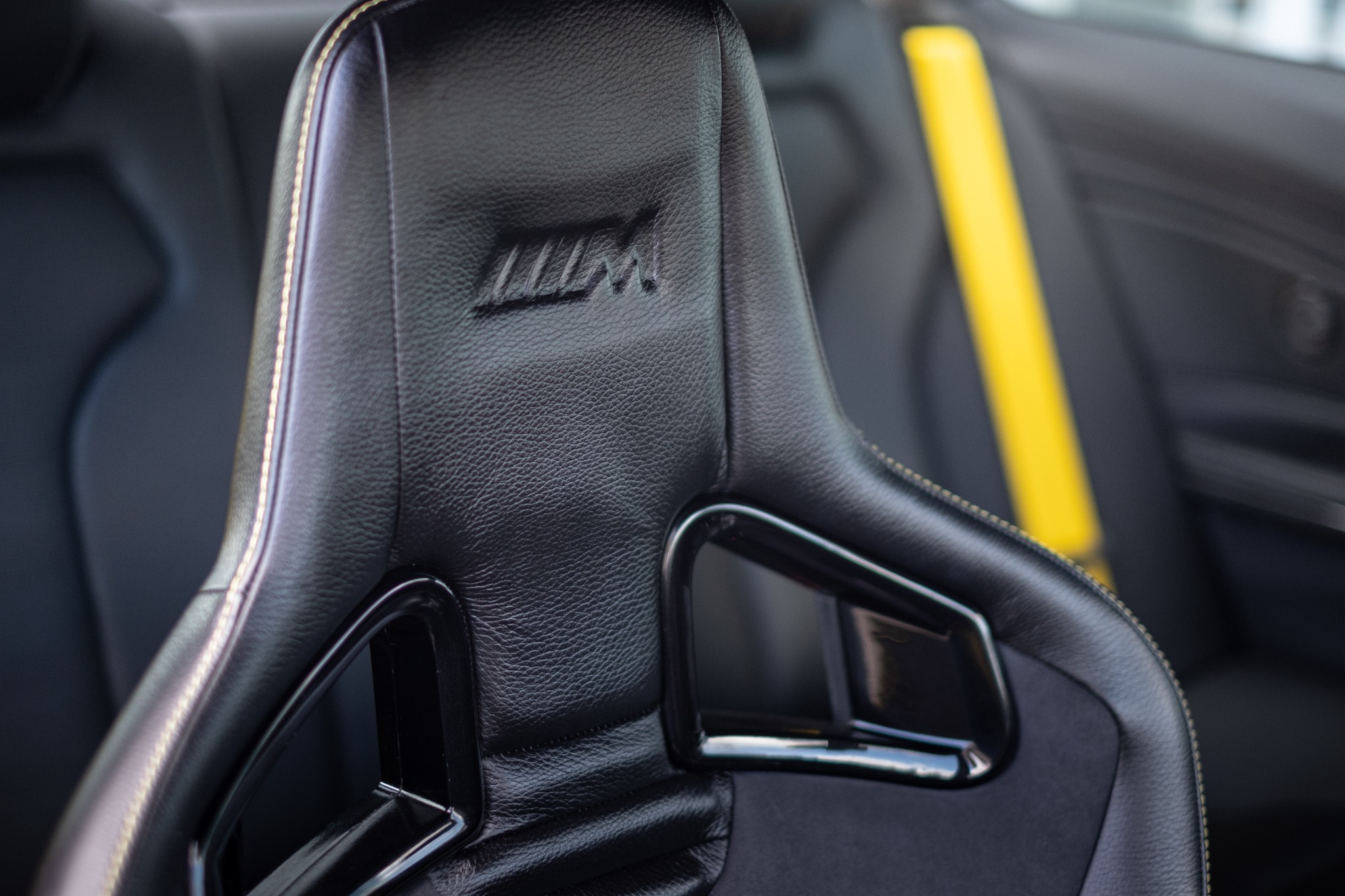 BMW M4 detail van de instaplijst
