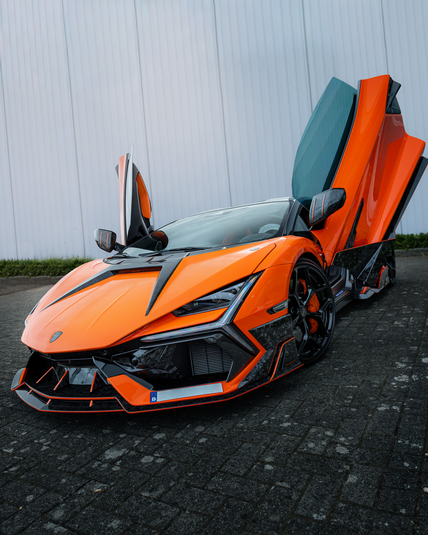 Lamborghini Revuelto met beide vleugeldeuren geopend
