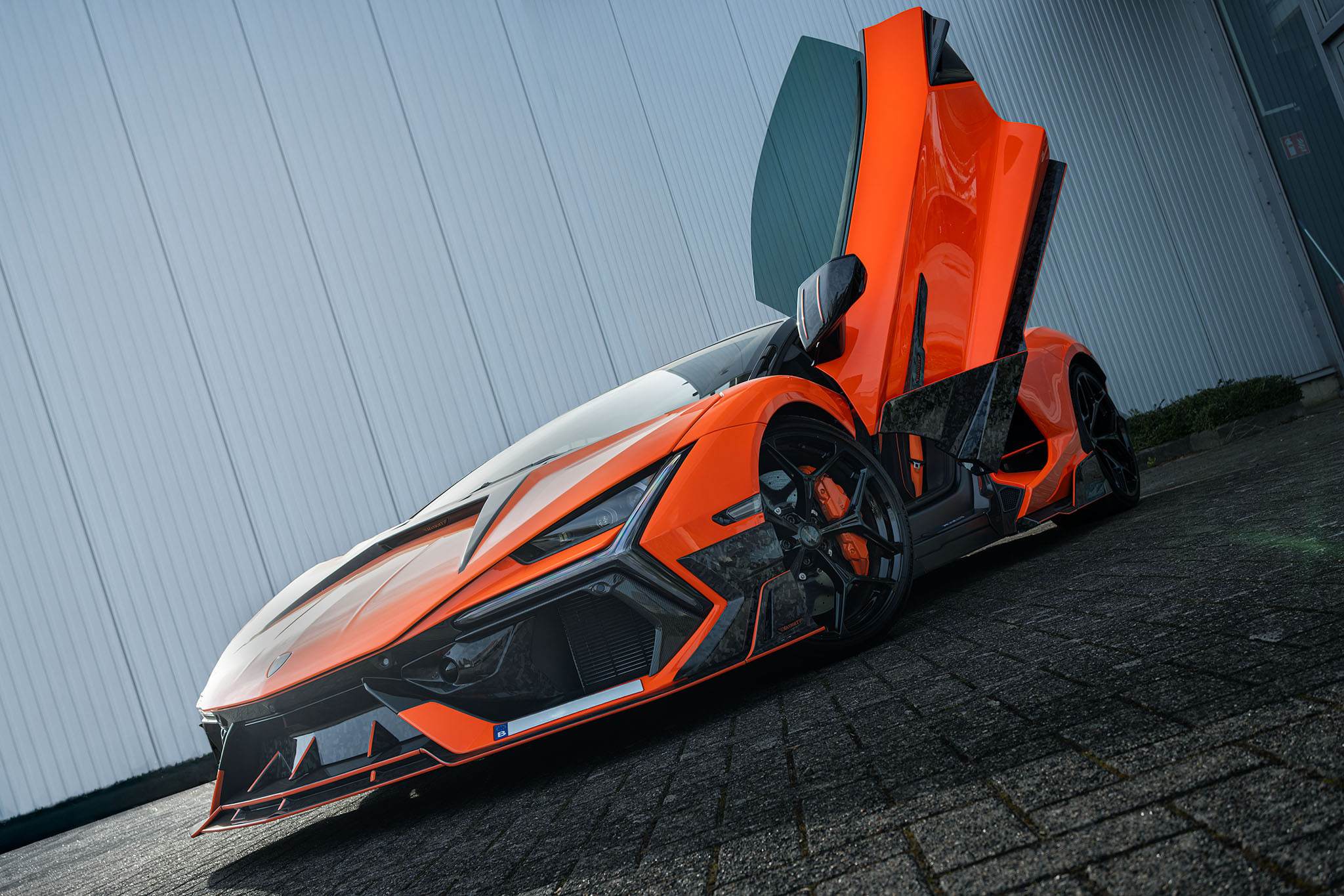 Lamborghini Revuelto vanuit een lage hoek met geopende vleugeldeur