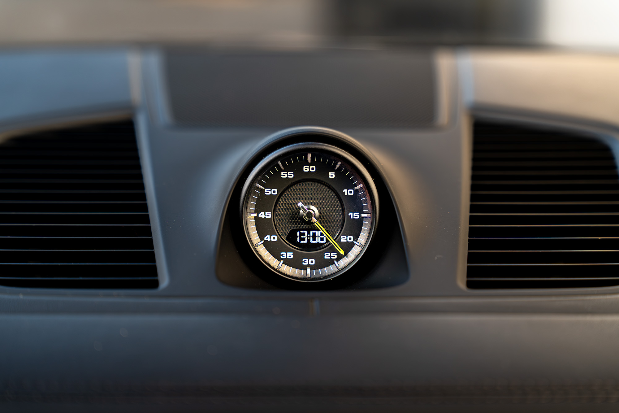 Detail van de klok in de Porsche Cayenne e-Hybrid