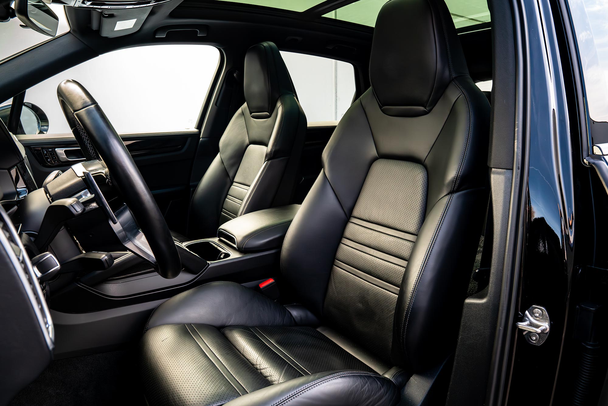 Interieur en voorstoelen van de Porsche Cayenne e-Hybrid