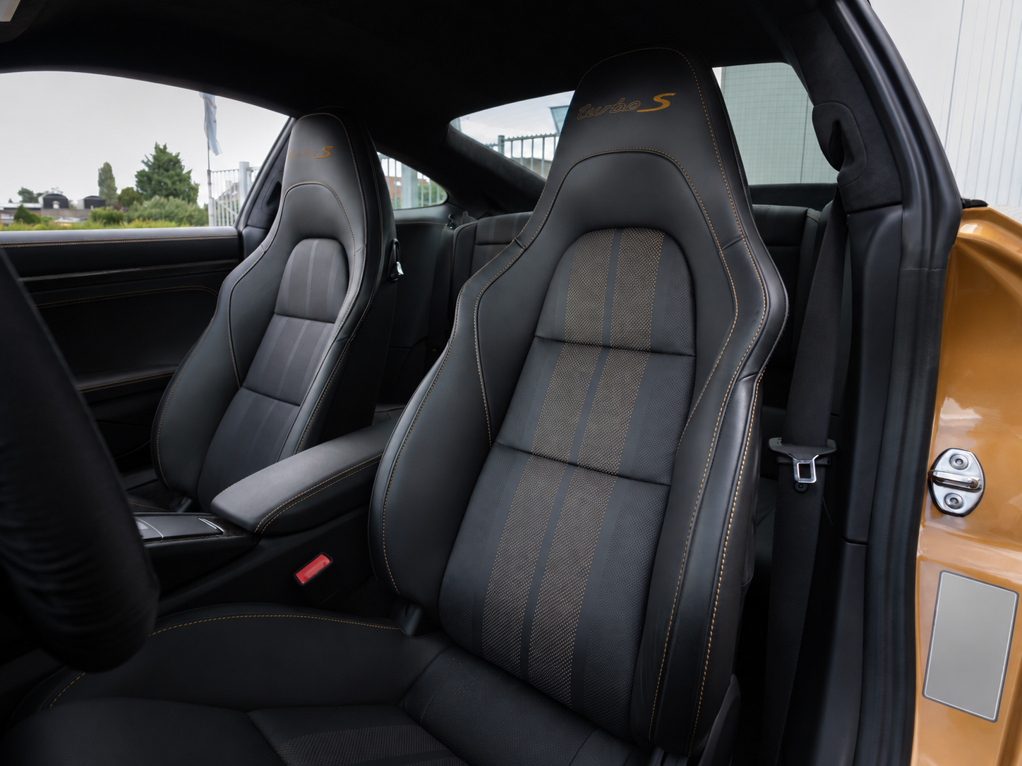 Porsche Turbo S Exclusive Series interieur met sportstoelen