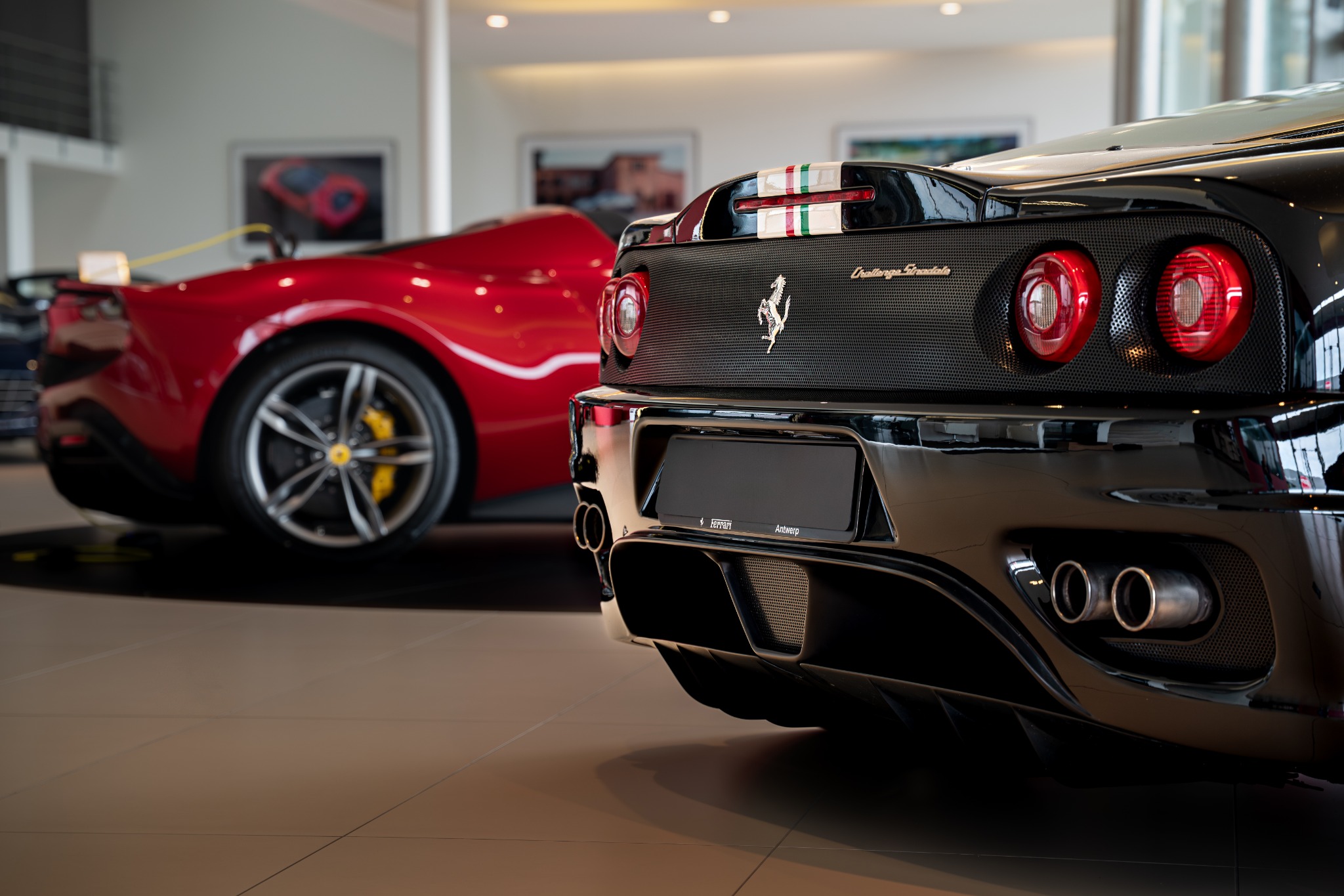 Ferrari's in een showroom